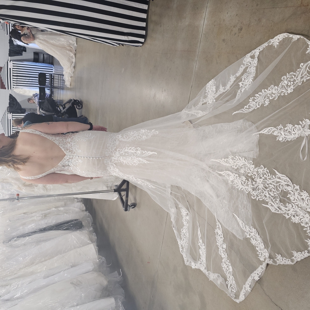 Elegant White Lace Wedding Dress